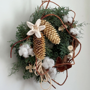 ホワイトオーナメントのクリスマスリース